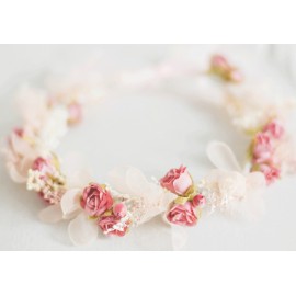 Corona rosa con pétalos