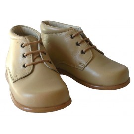 Botita cordones beige.